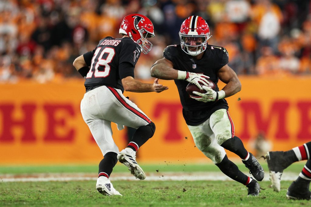 Dec 11, 2025; Tampa, Florida, USA; Atlanta Falcons quarterback Kirk Cousins (18) hands the ball off to running back Bijan Robinson (7) against the Tampa Bay Buccaneers during the fourth quarter at Raymond James Stadium.