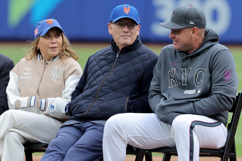 May 30, 2026; New York City, New York, USA; New York Mets owners Alex and Steve Cohen talk to manager Carlos Mendoza (right) during a Mets hall of fame induction ceremony before a game against the Miami Marlins at Citi Field.