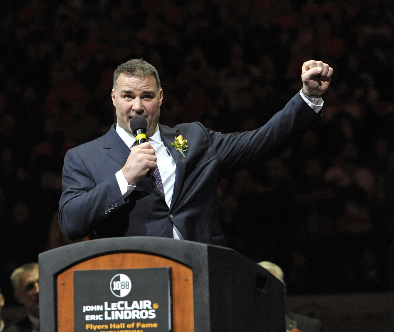 Eric Lindros files lawsuit against Huffington Post, former referee