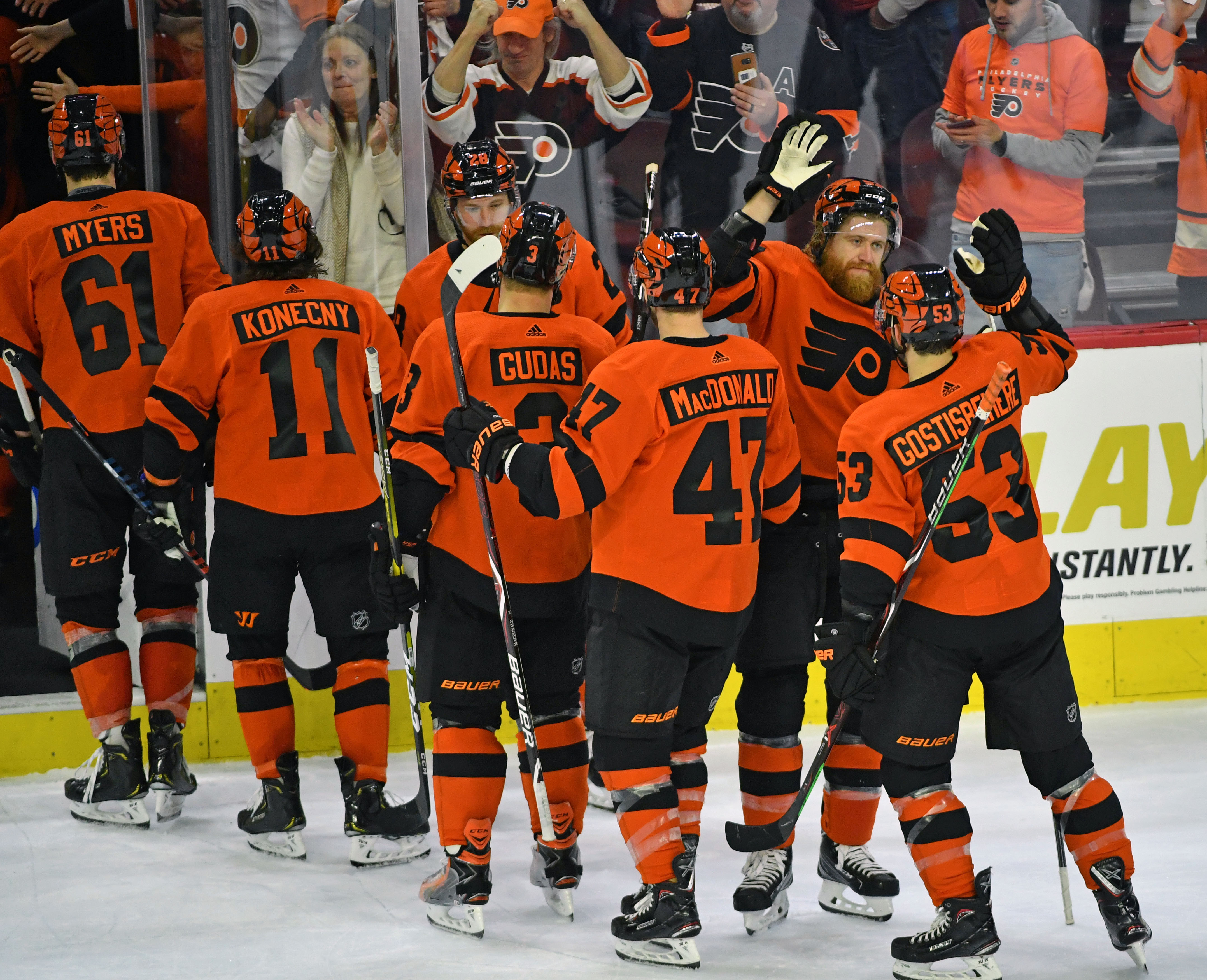 Wayne Simmonds shows off Philadelphia Flyers' Stadium Series