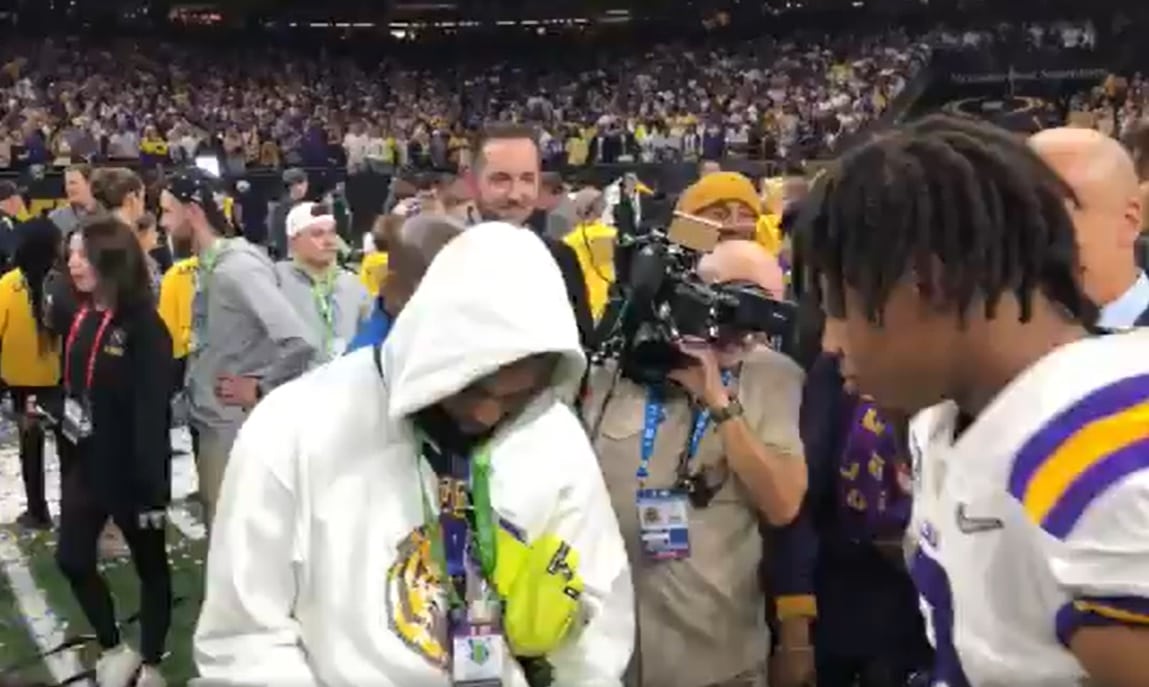 Odell Beckham Jr. Handed Out Cash on the Field After LSU’s Win