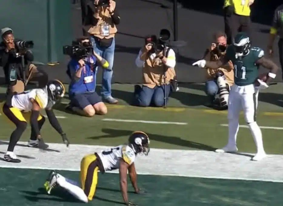 A.J. Brown Plays With 100 Bills Taped to His Shoulder Pads Crossing